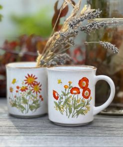 2 mugs en grès et fleurs rouges