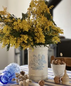 Vase en faïence blanche et fleurs bleues