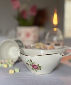 Ancienne saucière en porcelaine Pompadour