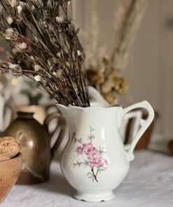 Ancien pot à lait fleuri en porcelaine Berry
