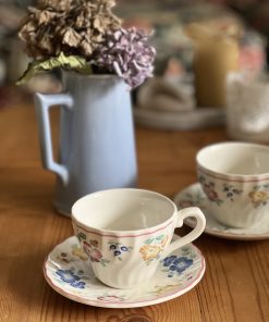 Ensemble tasse et sous-tasse fleuries en porcelaine anglaise