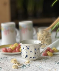 Tasse anglaise à petites fleurs bleues