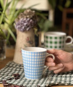 Mug à carreaux bleu ciel