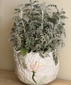 Grand cache-pot ancien en barbotine fleurie