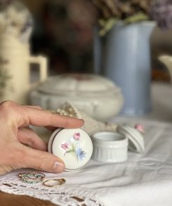 Petite boite ronde en porcelaine vintage