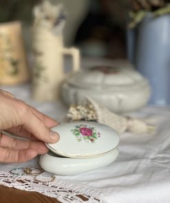 Petite boite ovale en porcelaine vintage