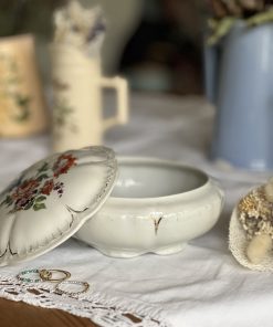 Boite en porcelaine au couvercle fleuri
