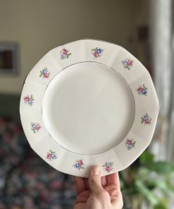 Assiette plate ancienne à petites fleurs