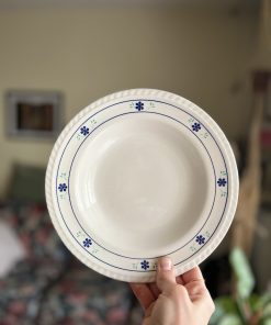 Assiette creuse à petites fleurs bleues