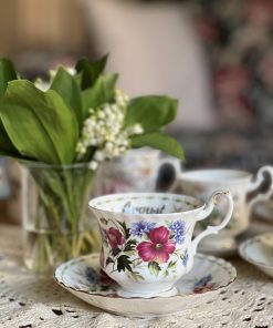 Tasse Août en porcelaine anglaise