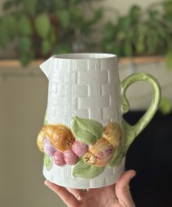 Pichet en barbotine Fruits