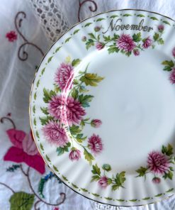 Alternative view of Assiette Novembre Royal Albert